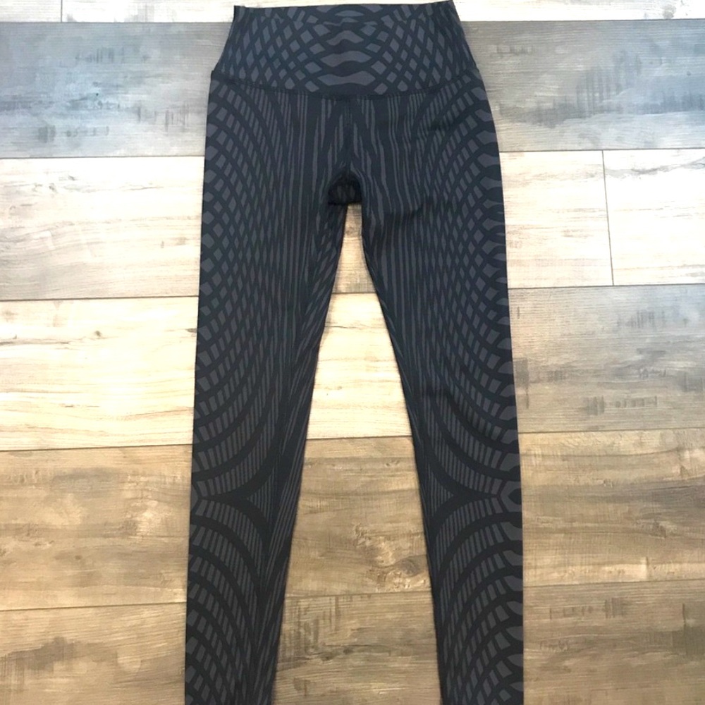 ALO Yoga Airbrush Arches Leggings Black an…